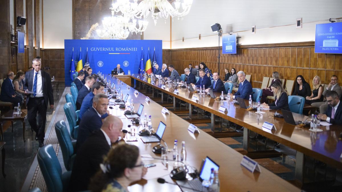 Guvernul pregateste interzicerea cumulului pensiei si salariului