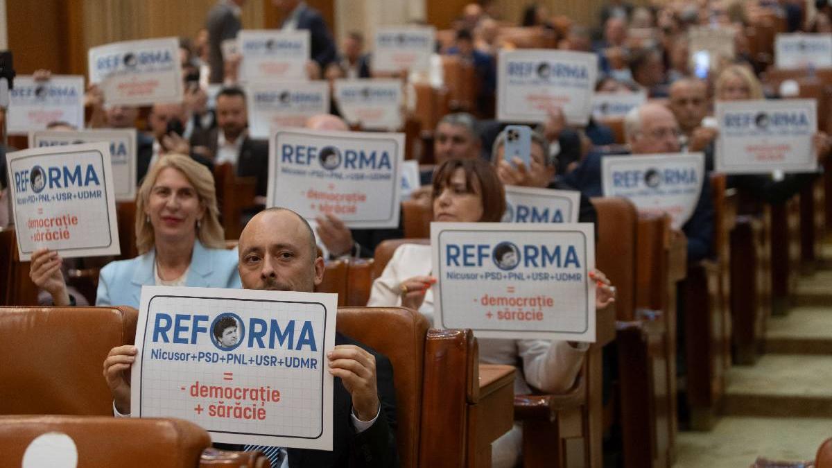 AUR a depus patru mot iuni de cenzura impotriva Guvernului Bolojan