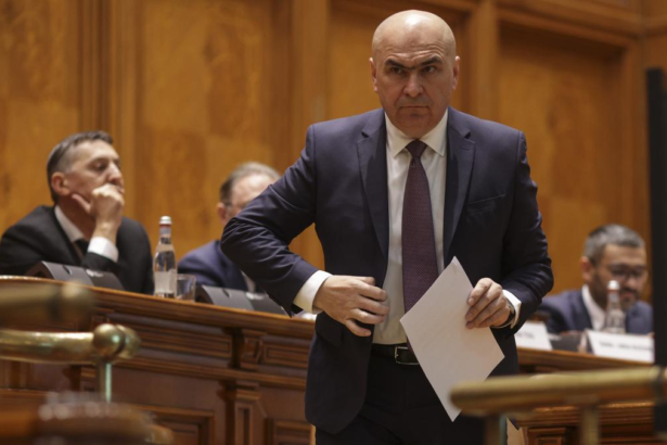 Bolojan in fata a 4 motiuini de cenzura