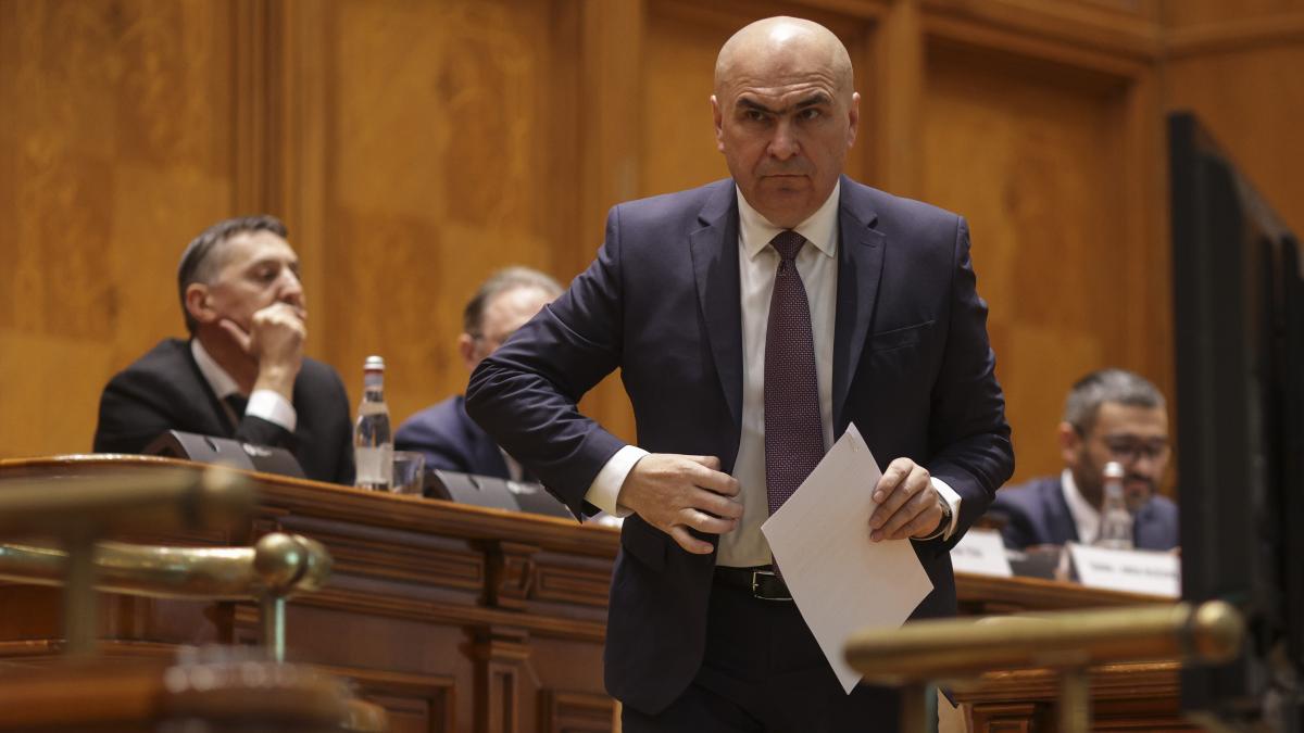 Bolojan in fata a 4 motiuini de cenzura