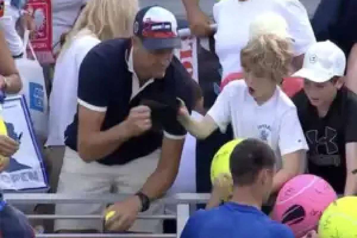 CEU ul polonez care a luat suvenirul unui copil ameninta cu un proces