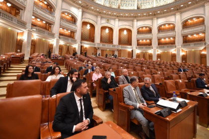 Deputatii vor primi lunar un euro pentru mobil