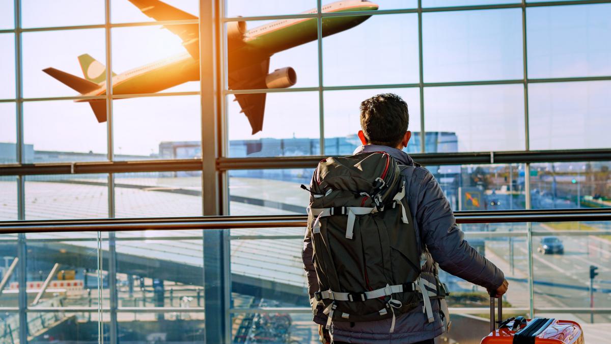 Pret plafonat apa 0 5 litri in aeroporturi si gari