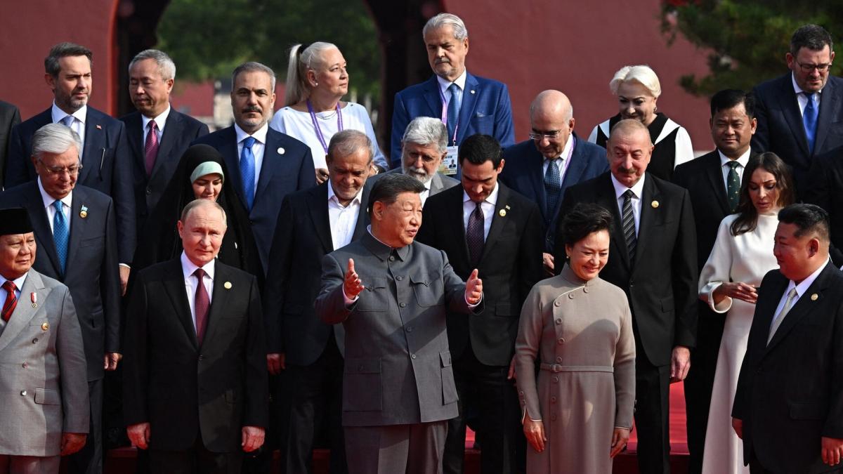 Scandalul provocat de fotografiile cu Nastase Dancila Putin si Kim