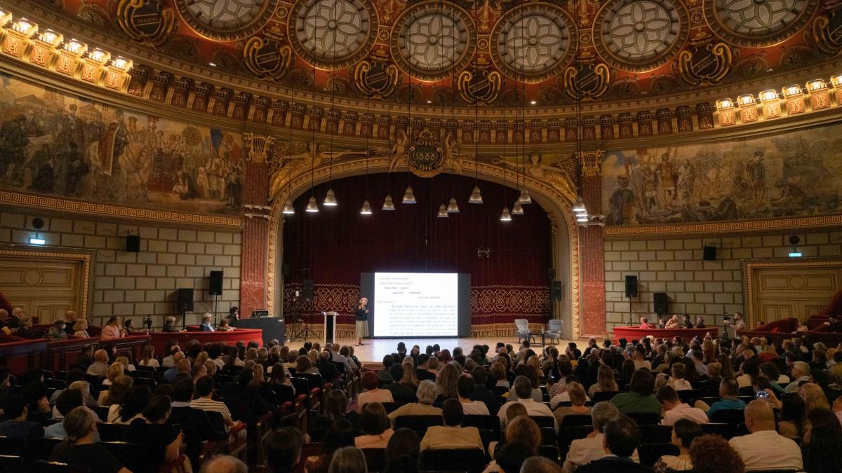 Institutiile de cultura pot sa si continue activitatea