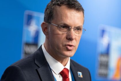 Ionut Mosteanu Liceele romanesti din Ucraina raman deschise