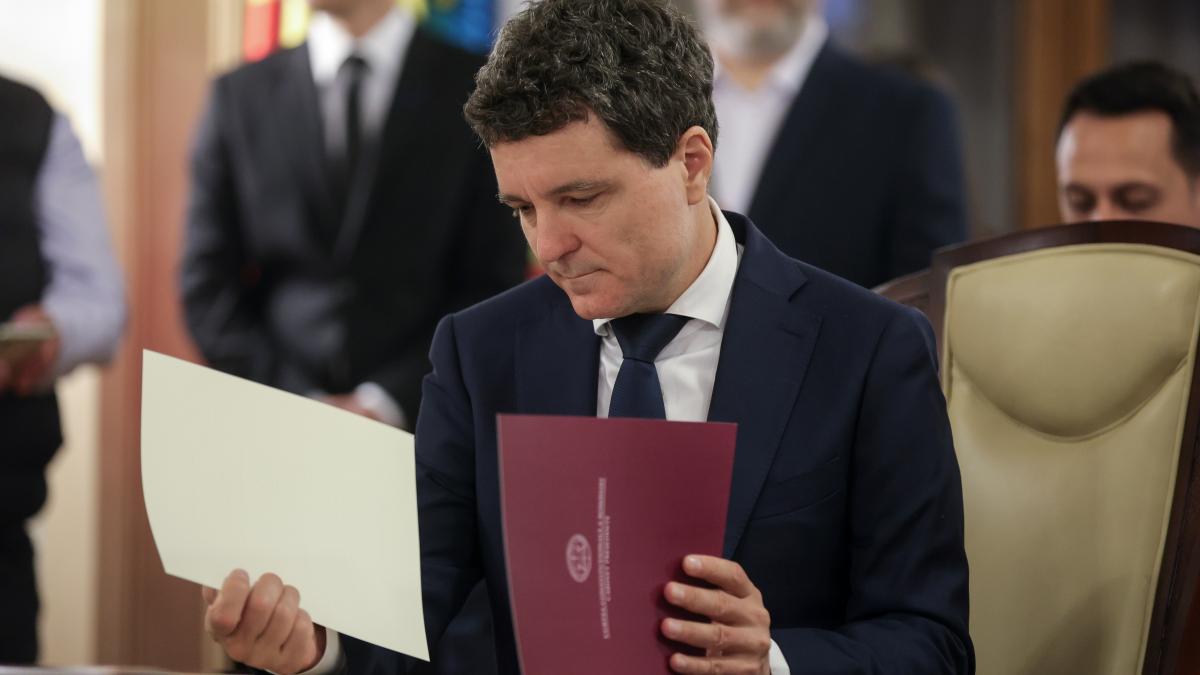 CCR ii da dreptate lui Nicusor Dan Legea e neconstitutionala