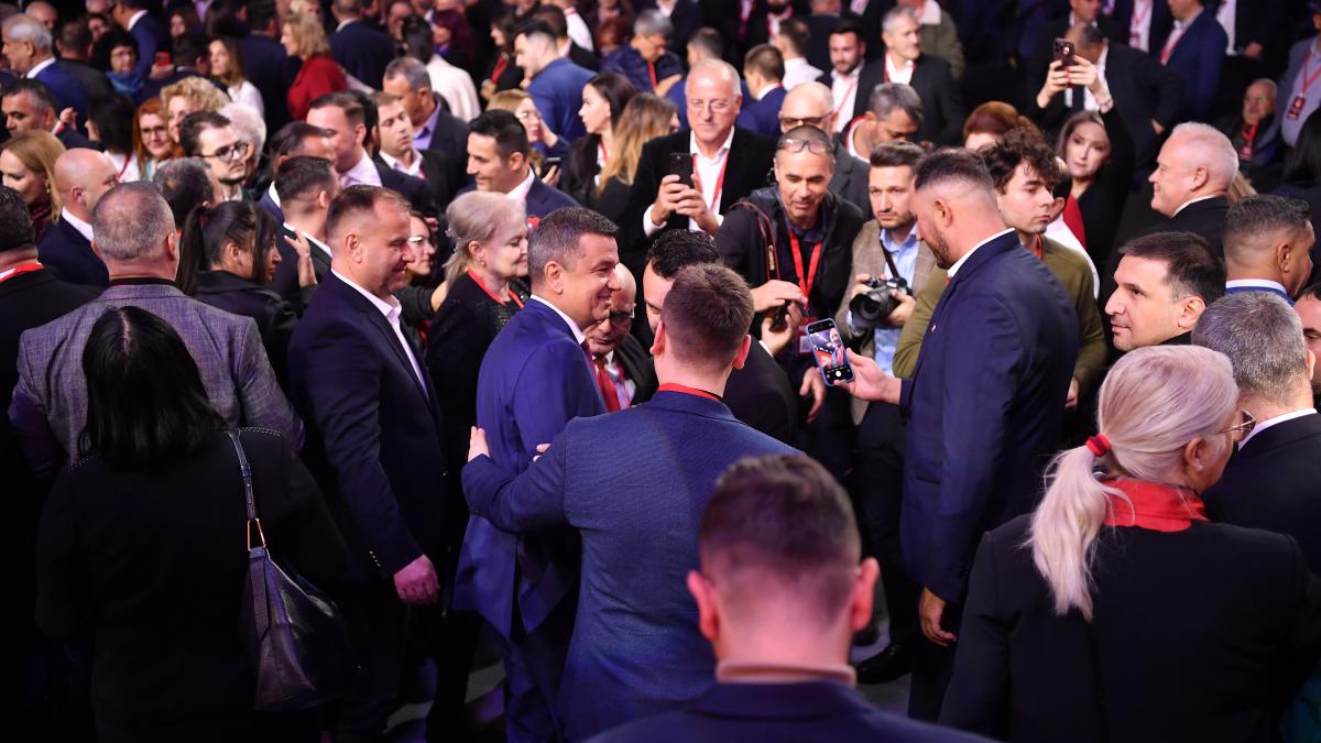 Ce nu s a vazut la Congresul PSD Unghii rosii si tinute elegante