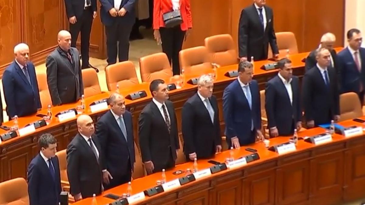 Gestul controversat al ministrului Apararii la imn
