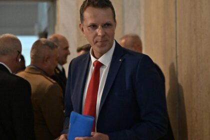 Ionuts Mosteanu a demisionat Ministrul Apararii acuzat de falsificare