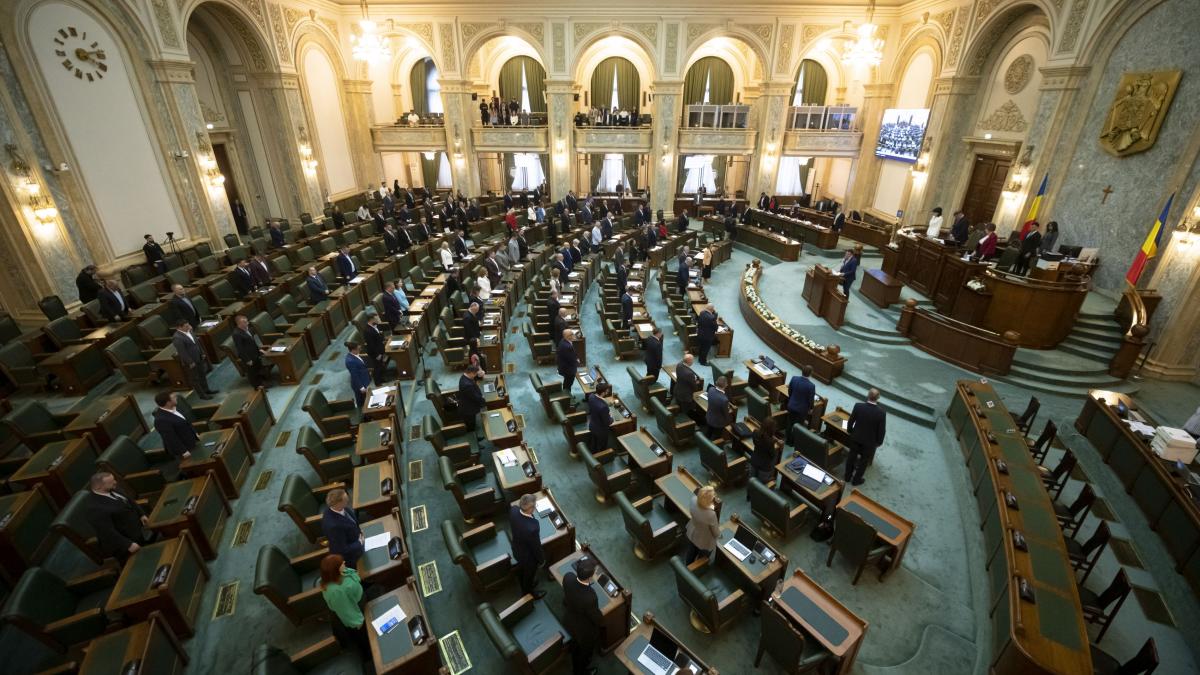 Legea cu restrictii pentru demnitari a fost adoptata