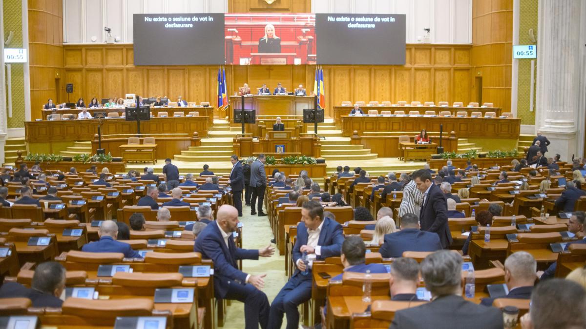 Membrii Consiliului SRTv validati in scandal parlamentar