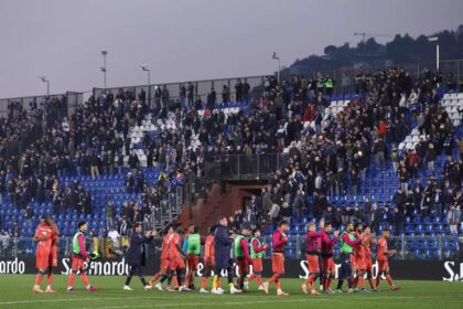 Nebunie totala Arbitrul a aratat 17 cartonase rosii