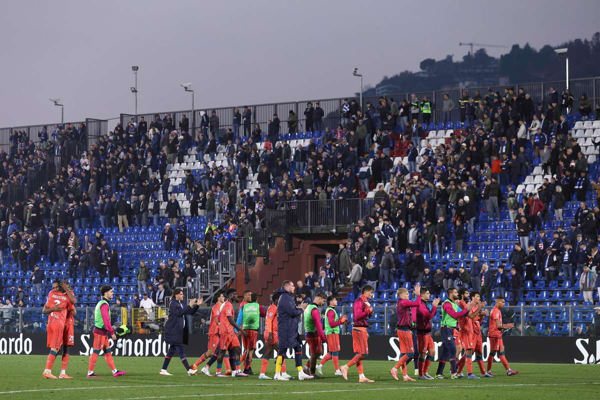 Nebunie totala Arbitrul a aratat 17 cartonase rosii