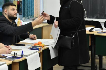 Stampila si buletinul de vot alegeri 7 decembrie 2025