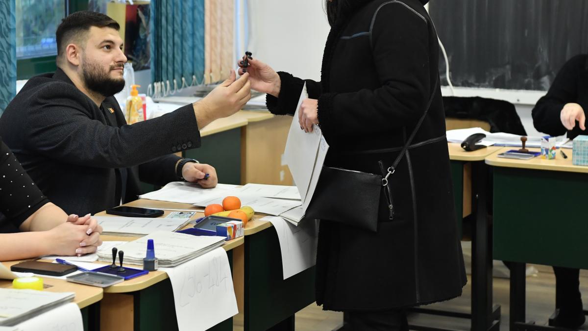 Stampila si buletinul de vot alegeri 7 decembrie 2025