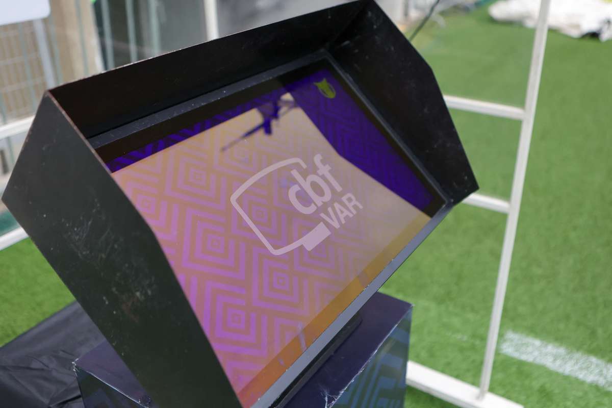 VAR le uureaz viaa arbitrilor din Brazilia