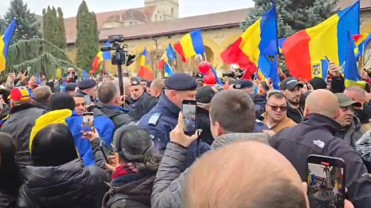 Sustinatorii lui Calin Georgescu s au luptat cu jandarmii