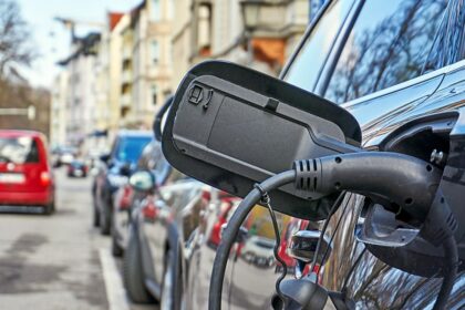 Bolojan vrea sa elimine facilitatile pentru vehiculele hibride Cineva trebuie sa plateasca