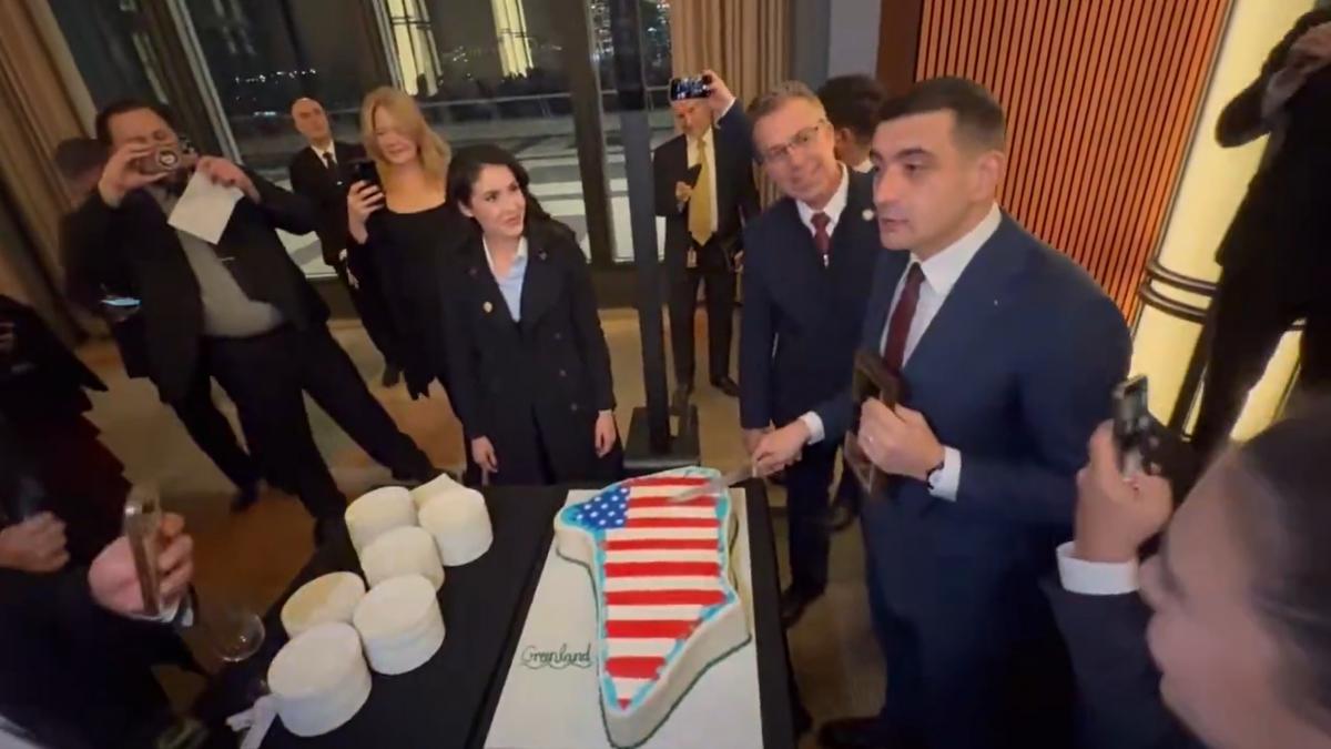 George Simion a taiat un tort cu Groenlanda pe care era un steag american la un eveniment din SUA