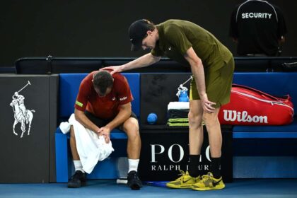 Jannik Sinner cale deschisa spre al treilea titlu la AO Adversarul sau s a retras in setul trei