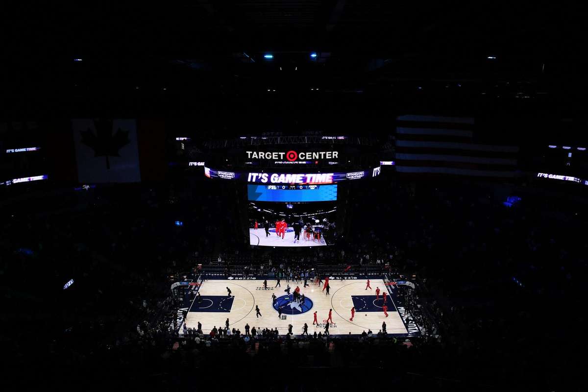 Meciul din NBA a fost amanat dupa ce o persoana a fost impuscata de agentii ICE in Minneapolis