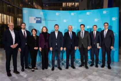 Ministrul Radu Miruta a imbracat blugi in timpul vizitei oficiale a premierului Ilie Bolojan in Germania