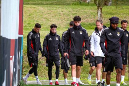 Mourinho sub presiune Zeci de fani au blocat accesul in centrul de antrenament al Benficai