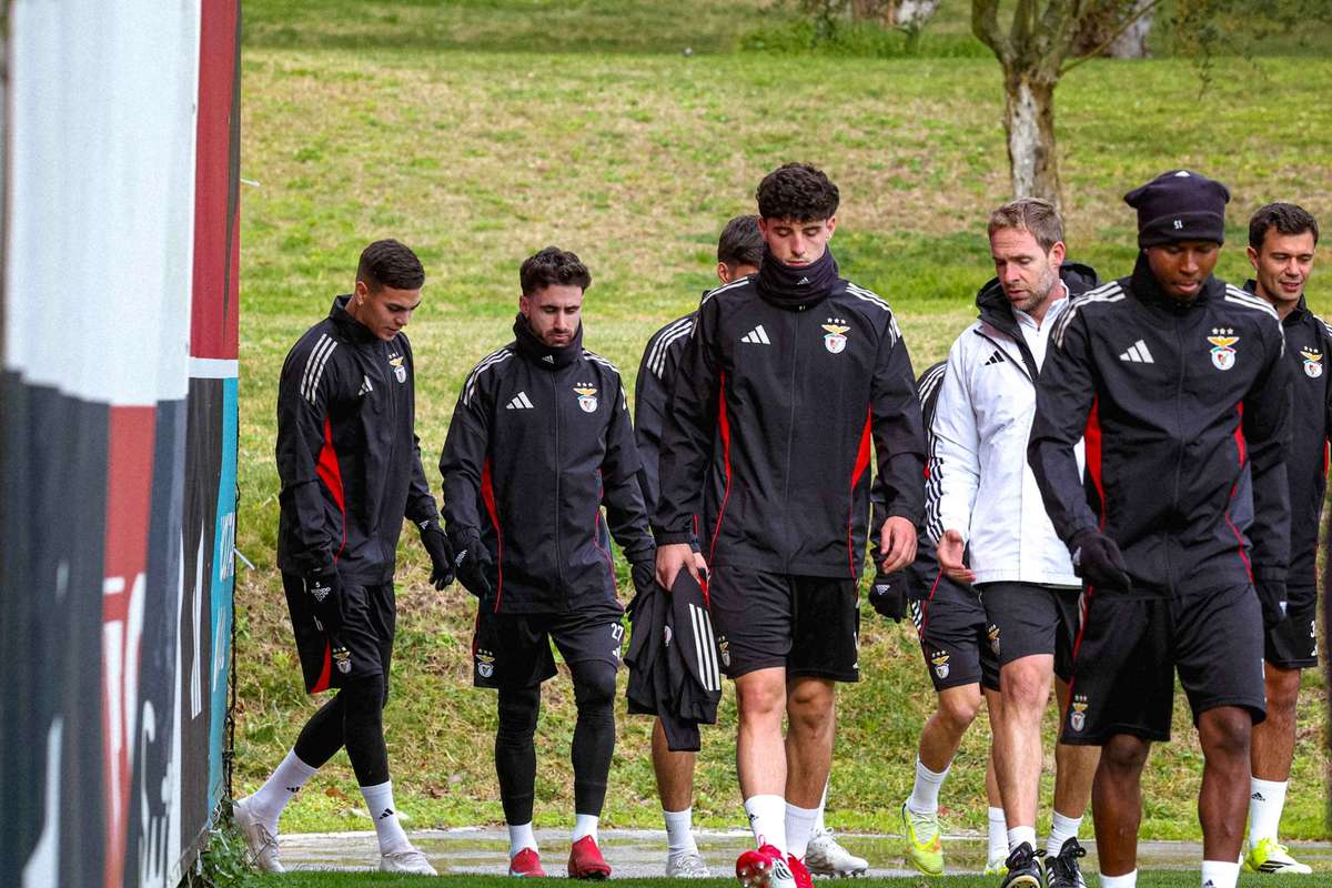 Mourinho sub presiune Zeci de fani au blocat accesul in centrul de antrenament al Benficai