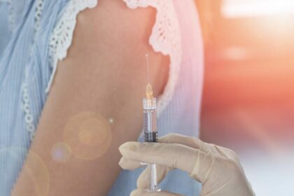 Nicuzor Dan a semnat legea care garanteaza vaccinul anti HPV si screening urile gratuite pentru