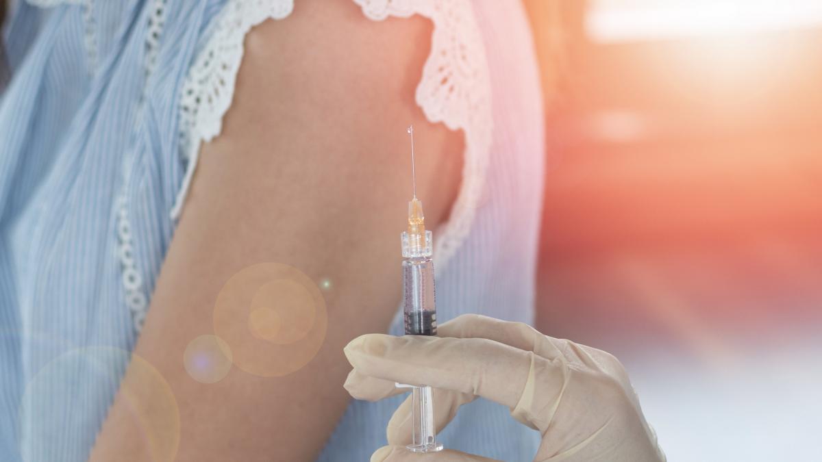 Nicuzor Dan a semnat legea care garanteaza vaccinul anti HPV si screening urile gratuite pentru