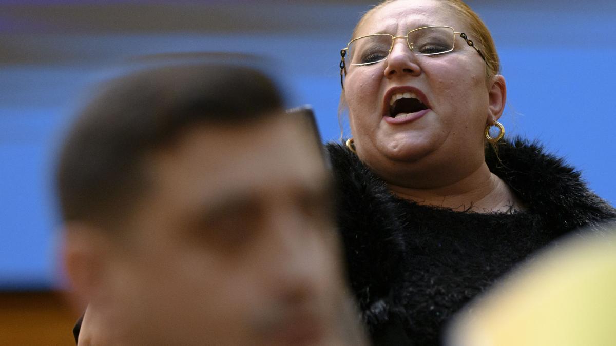 Sosoca il ataca dur pe Simion pentru ca a taiat un tort ce reprezenta Groenlanda decorat cu steagul SUA