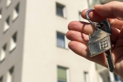 Achizitorul de cladiri terenuri sau mijloace de transport va fi obligat sa faca dovada platii