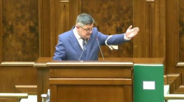 Daca nu l eliminati din sala o voi face eu Scandal in plenul Senatului Ninel Peia a incercat sa starnesca o altercatie cu un deputat USR