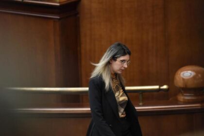 Diana Buzoianu dupa ce a solicitat excluderea din Senat in timpul dezbaterii motiunilor Arata