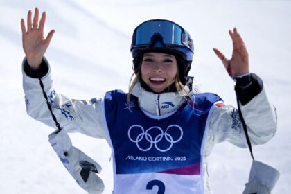 Eileen Gu isiPastreaza medalia de aur olimpica la halfpipe si devine cea mai medaliata sportiva din istoria freestyle ului