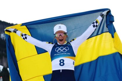 Frida Karlsson din Suedia castiga medalia de aur olimpica la skiathonul feminin