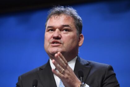 Guvernul cauta solutii pentru a aproba reforma in administratie prin OUG Cseke Attila Este necesar
