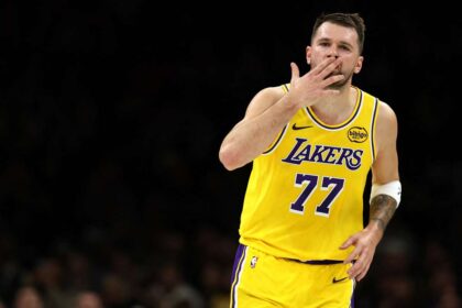 Luka Doncic va lipsi de la meciul impotriva LA Lakers din cauza unei accidentari suferite in confruntarea cu Golden State Warriors