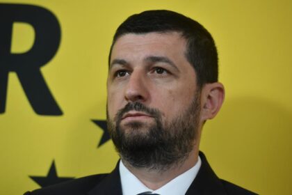 Marius Lulea fostul numar 2 in AUR sustine ca este mai bine sa cedam teritorii decat sa ne inarmam