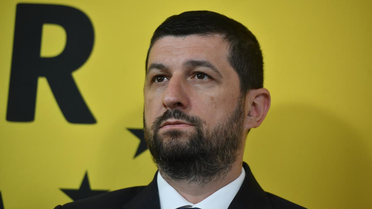 Marius Lulea fostul numar 2 in AUR sustine ca este mai bine sa cedam teritorii decat sa ne inarmam
