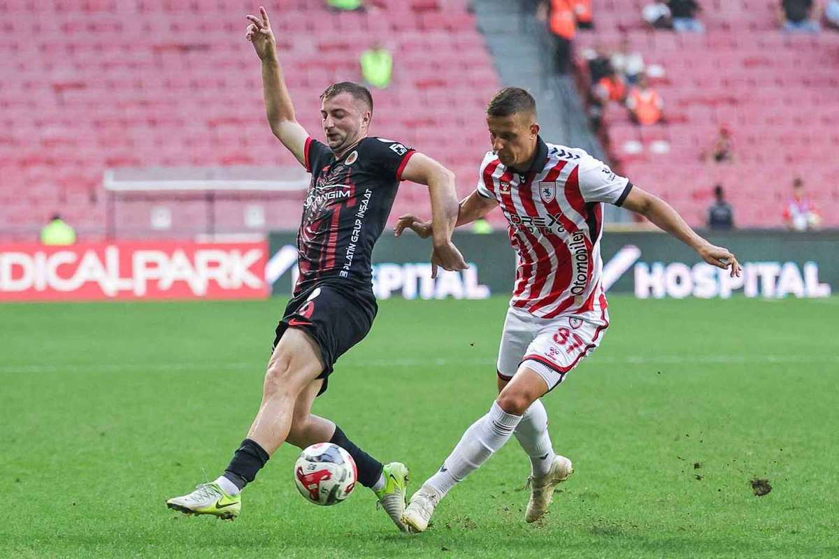 Metaloglobus Bucuresti l a achizitionat pe atacantul Daniel Popa Bine ai venit