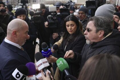 Ministrul Culturii a anuntat ca va renunta la proiectul ce impune actorilor sa prezinte rapoarte de activitate