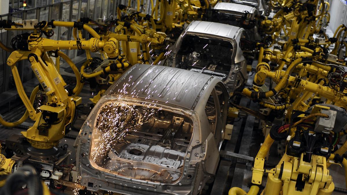 Ministrul Economiei anunta taieri de personal si restructurari in sectoarele IT si auto in urmatorii doi ani