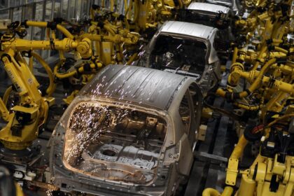Ministrul Economiei anunta taieri de posturi si restructurari in sectoarele IT si auto in urmatorii doi ani Nu