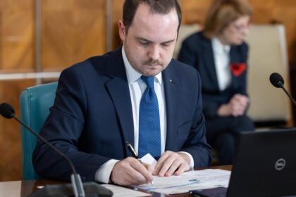 Ministrul Rogobete propune ca medicii angajati in sistemul de stat sa nu mai profeseze in cabinetele private in timpul