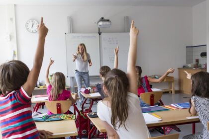 Profesorii nu se vor intoarce la norma de 18 ore Bolojan Nu este posibil Norma de 20 de ore este nivelul minim