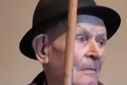 Radu Miruta i a oferit lui Constantin Paunescu veteran de razboi Emblema de Onoare a Armatei Romane
