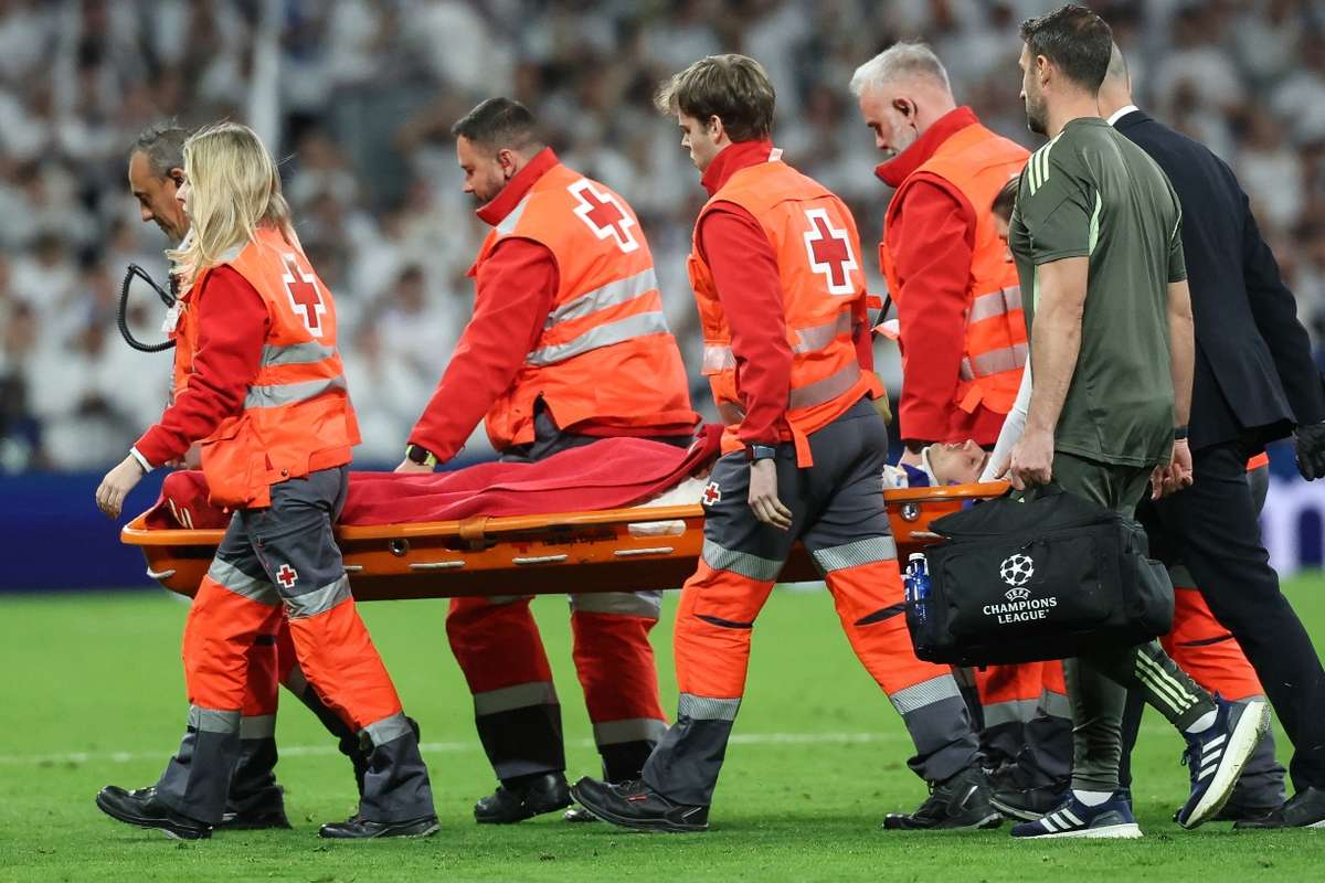 Real Madrid a anuntat starea de sanatate a lui Asencio dupa ce jucatorul a fost dus pe targa in meciul cu Benfica