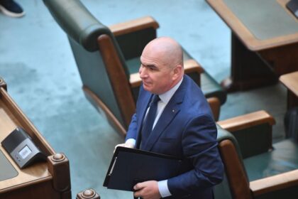 Se preconizeaza o restructurare oculta in sistemul public Sindicalistii din Guvern ii cer lui Bolojan sa nu